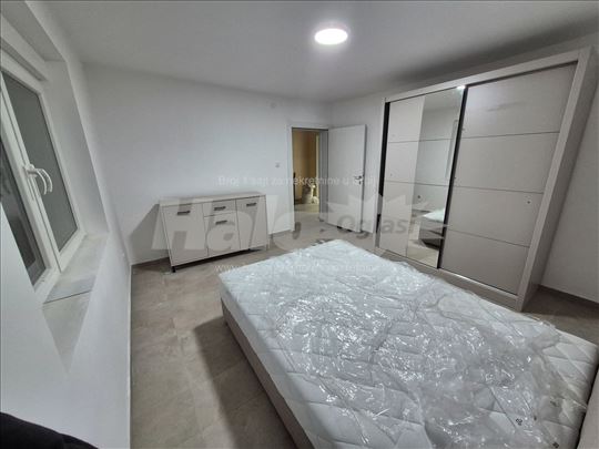 Renoviran, kompletno opremnljen stan u Višnjici 