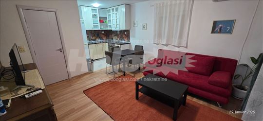 Dvosoban stan u kući sa dvorištem