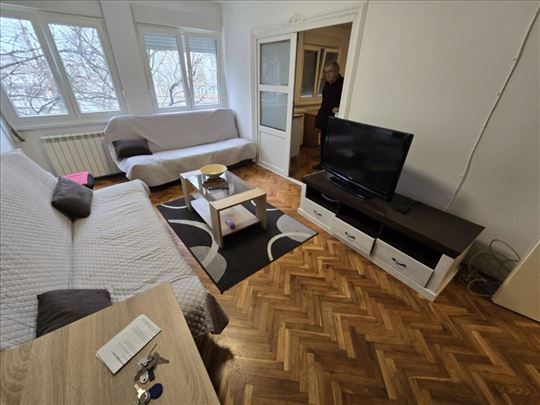 Izdaje se 2.0 stan na odličnoj lokaciji,useljiv ID