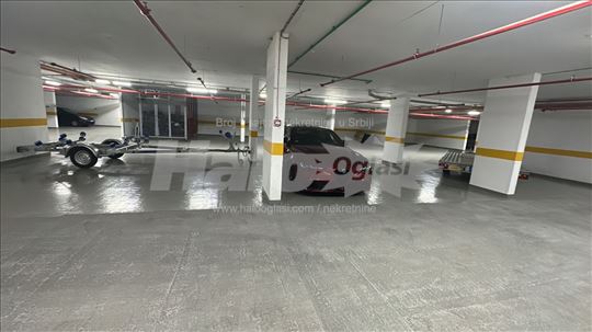 Izdajem parking u podzemnoj garaži zgrade