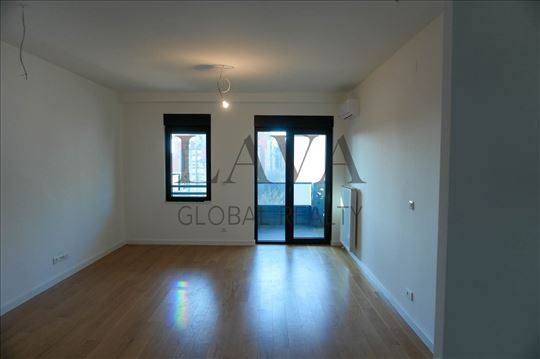 Nov dvosoban stan u zatvorenom kompleksu sa garažo