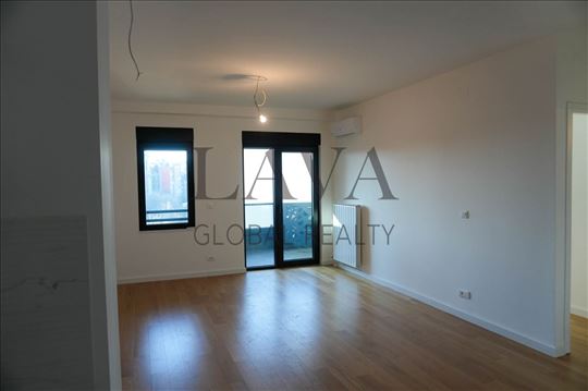 Nov dvosoban stan u zatvorenom kompleksu sa garažo