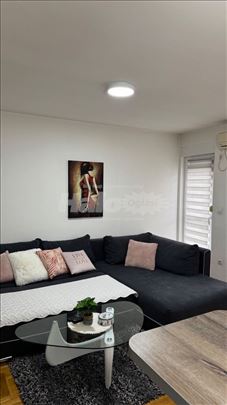 Prodajem lux garsonjeru sa parking mestom