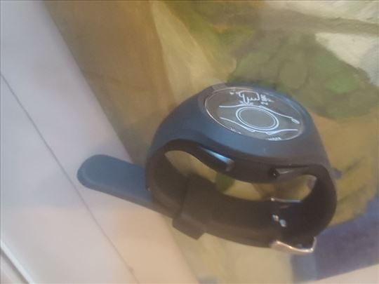 rucni muški sat. crne boje. decathlon.