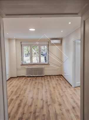 Centar, kompletno renoviran salonski stan