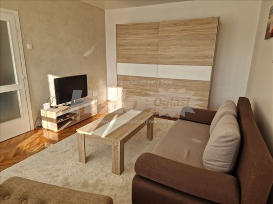 Izdajem renoviran stan u centru Obrenovca