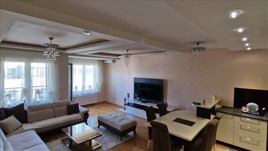  Izdajemo stan u strogom centru sa parking mestom