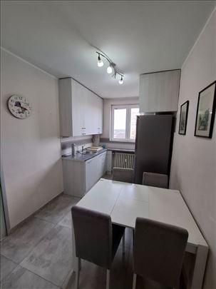 Karaburma, 55m2, uknjižen, renoviran, sa liftom