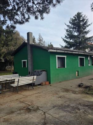 Kuća sa velikim placem u Jakovu – mir i priroda 