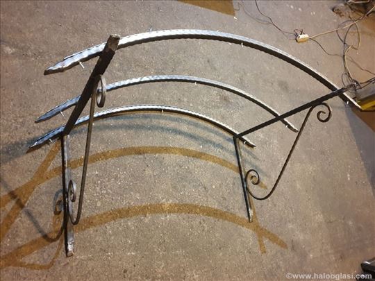 Nadstresnica sa metalnom konstrukcijom i Leksanom