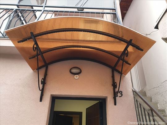 Nadstresnica sa metalnom konstrukcijom i Leksanom