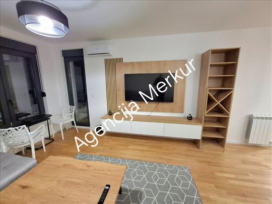 Nov stan u Kursulinoj ulici sa garažnim mestom