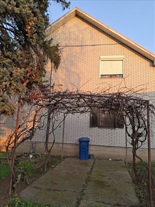 Samostalna kuća na placu blizu centra Batajnice