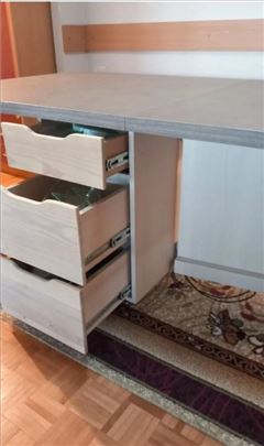 Sto na rasklapanje ( čvrst i veoma funkcionalan)