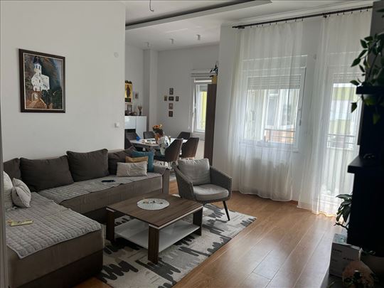 Trosoban luksuzan stan u Kraljevom Parku ! 