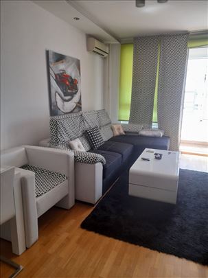 Ugaona garnitura i fotelja 120€