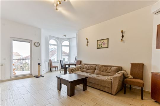 Ušuškan prostran stan na Miljakovcu 