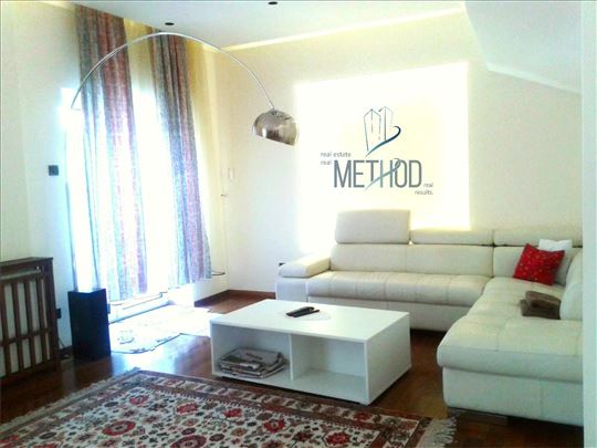 5.0 kuća sa bazenom i dva garažna mesta