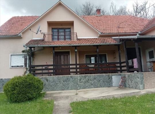 Balosave,sredjena kuca sa dva stana