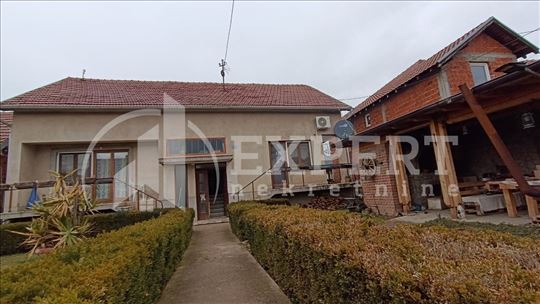 Bobište, dve kuće 235m2, plac 9.76a