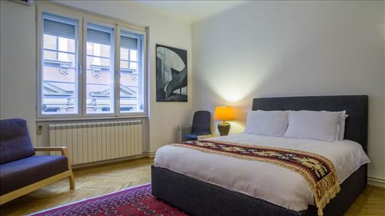 Izdaje se namešten trosoban stan u centru grada