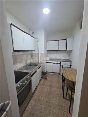 Izdaje se stan Novi Beograd-Omladinskih brigada