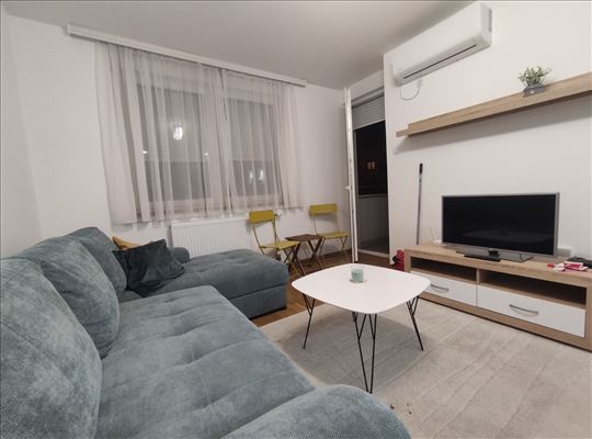 Jednoiposoban stan sa terasom - Socijalno