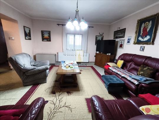 Komforan stan u centru, 70 m2 + potkrovlje, garaža