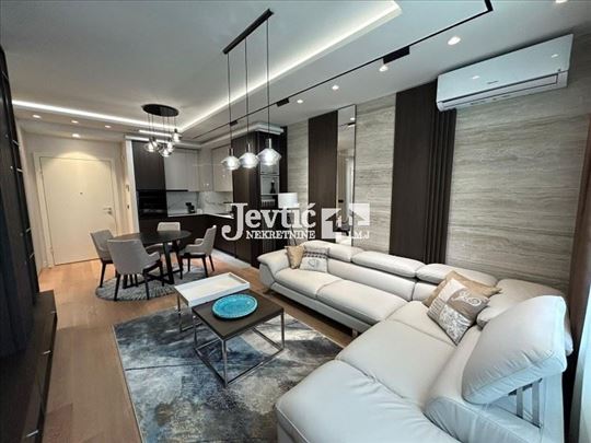 Trosoban stan u Beogradu na vodi sa parkingom