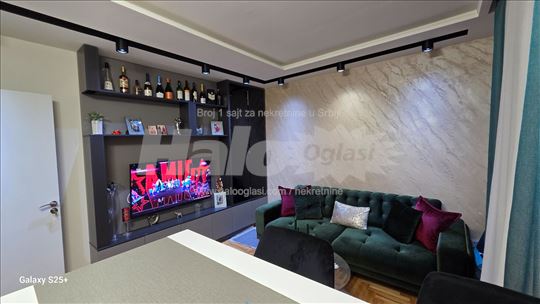 Moderan, jednoiposoban stan sa parking mestom