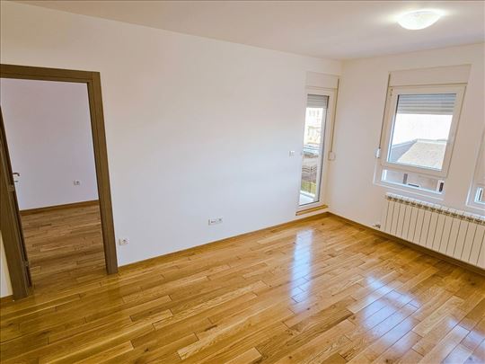 Na podaju poslovni apartman 41m2 Batajnica useljiv