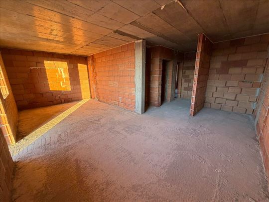 Odličan četvorosoban stan! Sa pdv-om! Veternik!