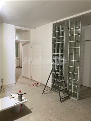 Požeška-58m² nenamešten stan za poslovni prostor