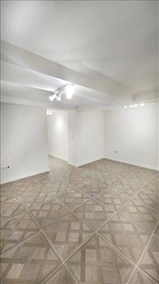 Renoviran dvosoban stan/poslovni prostor - CENTAR 