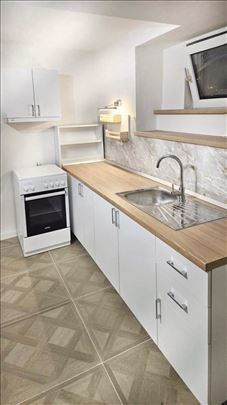 Renoviran dvosoban stan/poslovni prostor - CENTAR 