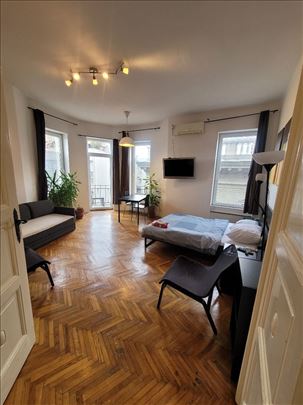 Sjajna lokacija, odličan stan,130m2, 5/6, lift