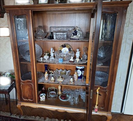 Stilska drvena vitrina, očuvana