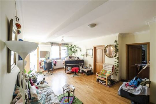 Trosoban stan sa dvorištem na Vračaru, blizu Hrama