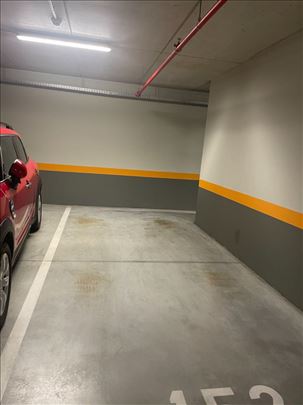 UKNJIŽENO garažno mesto, novogradnja kod Nemanjine