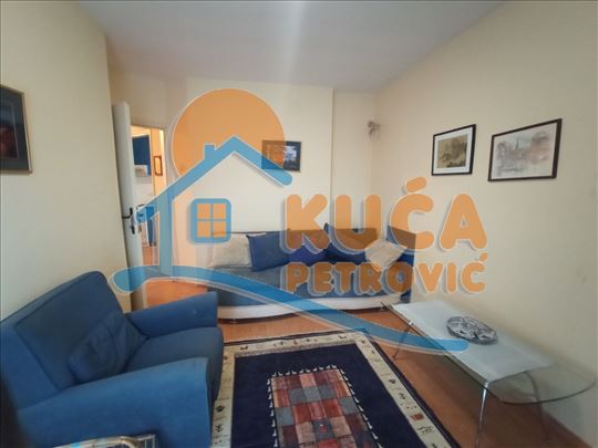 Izdaje se dvosoban stan preko puta Vojne Bolnice