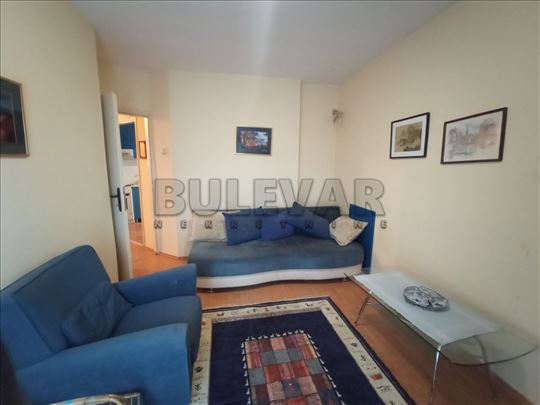 Izdaje se dvosoban stan preko puta Vojne Bolnice