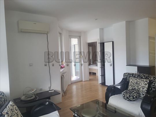 Izdaje se stan na Bulevaru Nemanjića