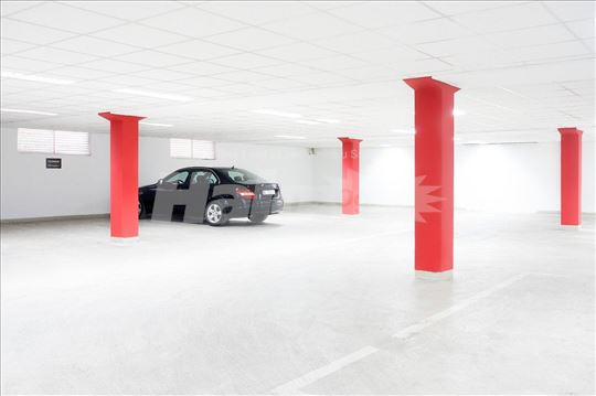 Izdavanje garažnih mesta, centar, Lomina ulica