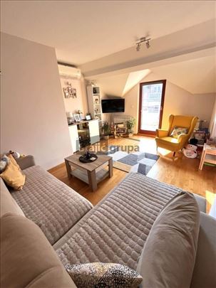 Komforan, sa parking mestom