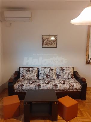 Lepo name[tena garsonjera sa terasom