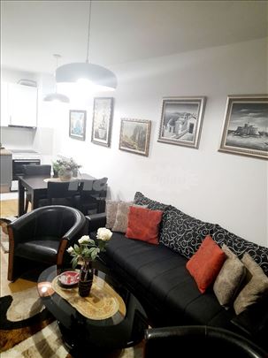 Lux stan nov sa parkingom, centar Pančeva