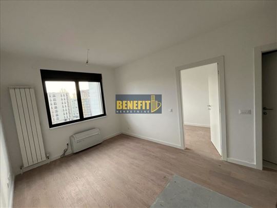 Stan u novogradnji sa pogledom na reku, Retenzija