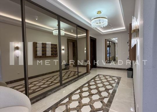 Stari grad,lux stan u novogradnji sa bazenom,garaž