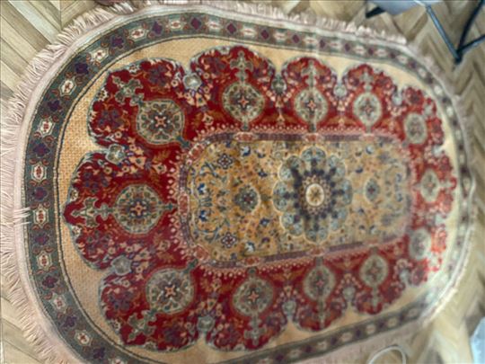 Tepih u odlicnom stanju