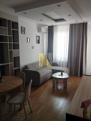 Trosoban stan u novoj zgradi uz Bulevar Patrijarha